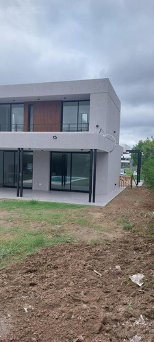 Casa En Venta En El Barrio Araucarias - Puertos / Escobar