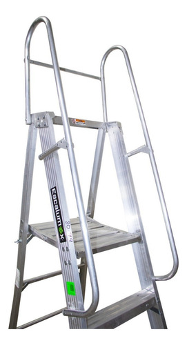 Escalera C/plataforma Pleg 4 Esc, Ruedas Y Barandal Akron Color Plateada