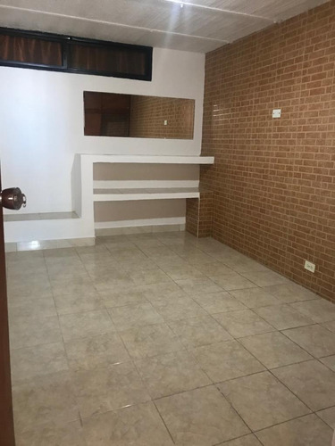 Para Cliente Directo. Se Alquila Comodo Anexo En El Marques. Pb. Urbabizacion Cerrada Cerca A La Cota Mil. 46 Mts. No Amoblado, Ni Equipado.