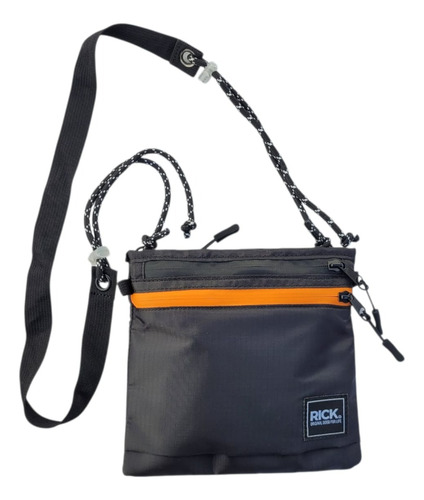 Morral Rick Impermeable Liviano Chico Deportivo Unisex Negro