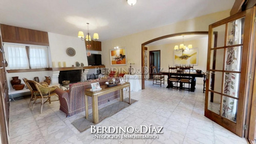 Hermosa Y Muy Amplia Casa En El Clásico Barrio De San Rafael- Ref: 327