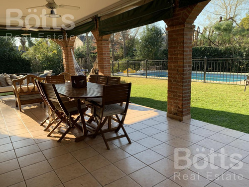 Venta Increíble Casa Con Piscina En Country Banco Provincia
