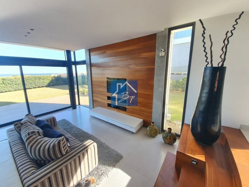 Casa De Lujo En Venta Y Alquiler, Barrio Privado, En Primera Línea, Manantiales- Ref: 966