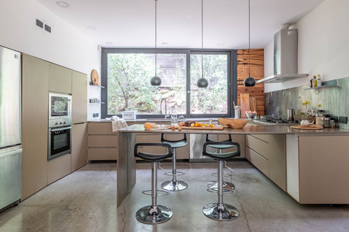 Casa Con Un Diseño Único Y Amplios Espacios