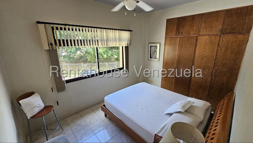 En Venta Hermosa Casa En Excelente Ubicación En Los Samanes 25-17999