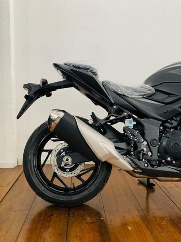 Imagem 13 de 22 de Suzuki Gsxs 750a 2022/2023 0km Preta Naked Sem Carenagem
