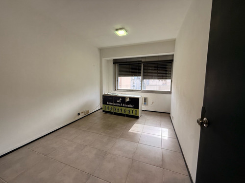 Venta Oficina Al Frente, En Retiro, Con Baño Y Cocina