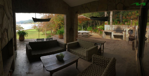 Casa En Venta De 5 Dorm. En Vichuquén