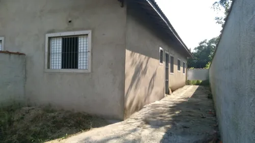 Casa 2 Dormitórios Em Bairro Residencial, Próximo A Comércios, Escolas, Transportes E Muito Mais!