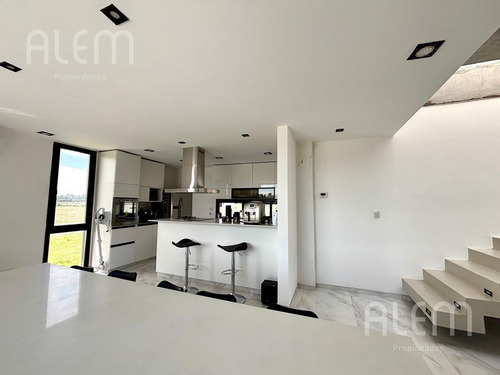 Casa De Estilo Moderno En La Estancia Villa Maria