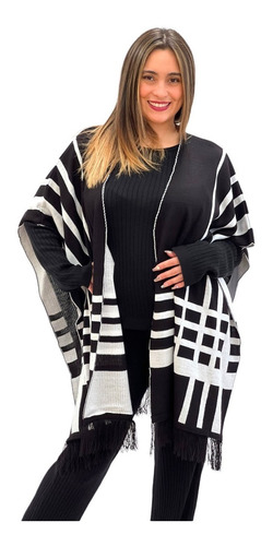Poncho/ Capa Abierta Con Lineas En Contraste Y Flecos.