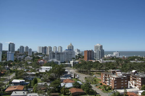 Apartamento En Alquiler De 2 Dormitorios En Edificio Alexander Boulevard , Punta Del Este