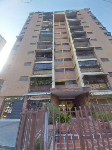 En Venta Amplio Y Cómodo Apto En Res. El Centro, Edif. Patricia, 005jsc