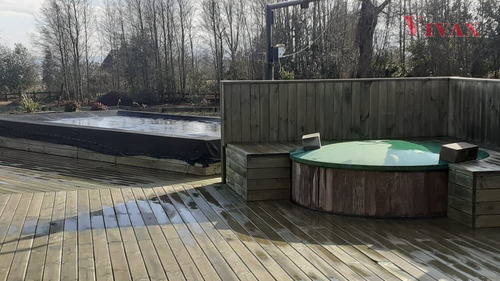 Casa Y Cabaña De Visitas, En Venta Amobladas, 6 D. En Pucón