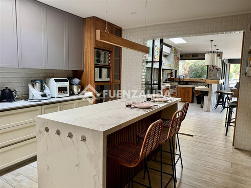 Casa En Venta De 5 Dorm. En Colina