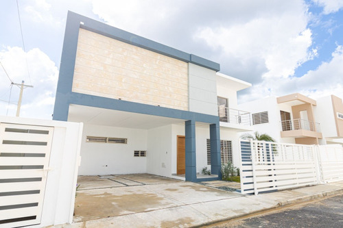 Hermosa Casa En Venta, La Romana