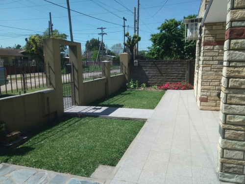 Imagen 6 de 12 de Casa De 3 Amb + Depto 2 Amb C/ Fondo Libre. Lote 10x30 Mts