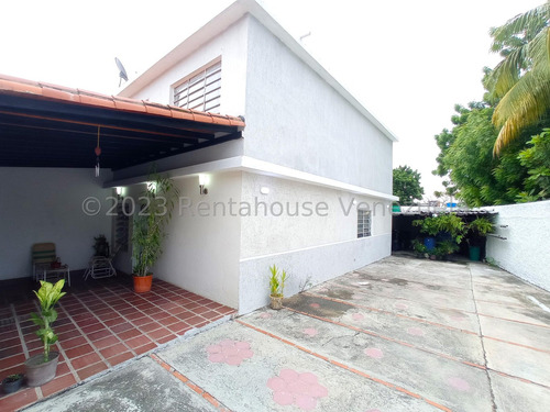 Excelente Casa En Venta Urb El Toro Zona Norte De Maracay Con Agua Constante Excelente Clima  Nela 24-10884