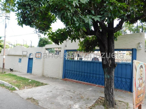 Fredxia Castillo Vende Amplia Casa, Amoblada Y Con Piscina En La Avenida Los Abogados De Barquisimeto # 25-11394