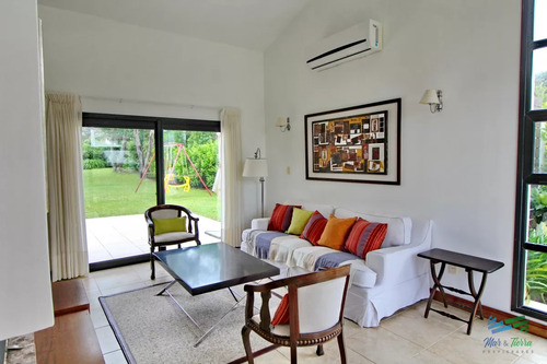 En Alquiler!! Moderna Casa Ubicada A 1 Cuadra Del Mar, Con Vista Parcial Desde El Dormitorio Principal.