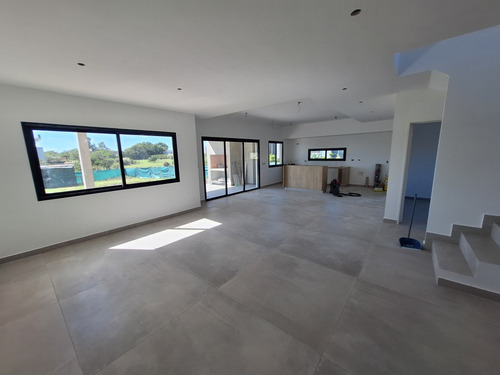 Casa En Venta Con Pileta Santa Elena