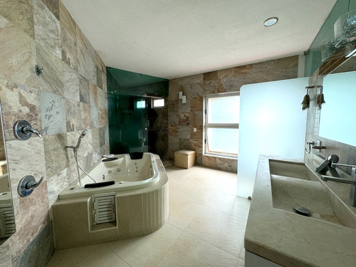 Residencia En Venta Con Alberca En Zapopan