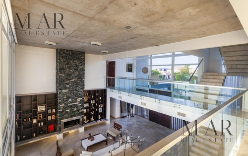 Casa En Venta Y Alquiler En Barrio El Golf, Nordelta. Salida A La Laguna