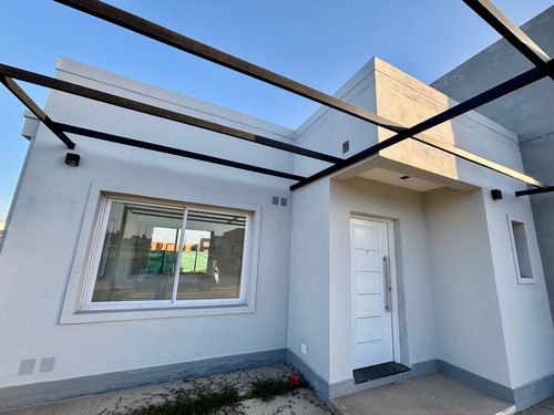 Venta Casa 2 Dormitorios Otros Barrios Con Cochera