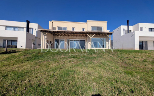 Casa En Venta 4 Habitaciones Dependencia Laguna | Barrio Santa Ana | Villanueva