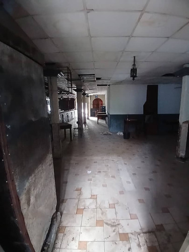 En Venta Local A Remodelar En Plena Av Bolivar Norte Cerca Al Liceo Pedro Gual.