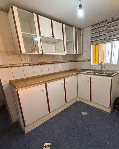 Casa En Venta, 2 Pisos, 4d+2b, Ubicada En Psje Apostol Marco