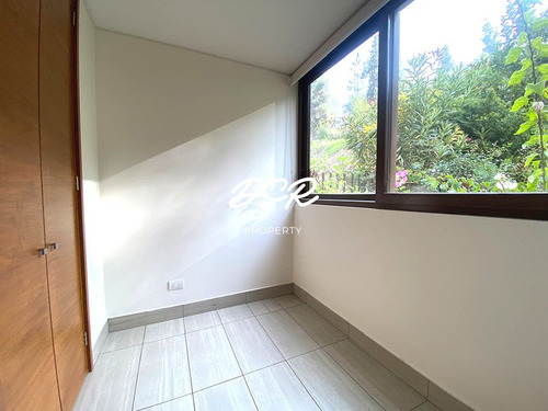 Excelente Depto De 3 D Mas Servicio Con Jardín Privado.