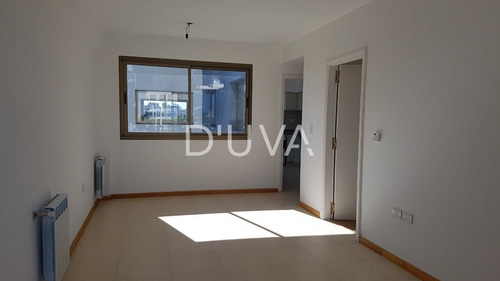 Departamento De Un Dormitorio Al Frente. Calle 64 E/ 8 Y 9