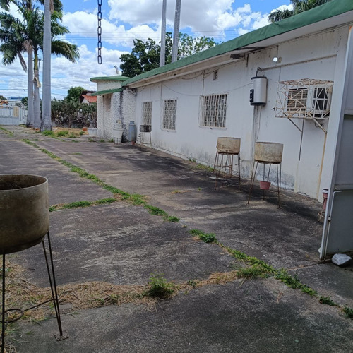 Se Vende Casa En La Calle Junin De Anaco, Con Un Amplio Terreno De 1693 Metros Cuadrados. (a.p)