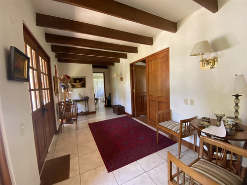 Casa En Venta De 8 Dorm. En Colina