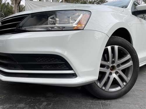 Imagen 13 de 14 de Volkswagen Jetta 2018 2.5 Trendline Mt