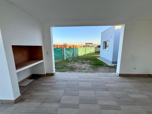 Venta Casa 2 Dormitorios Otros Barrios Con Cochera