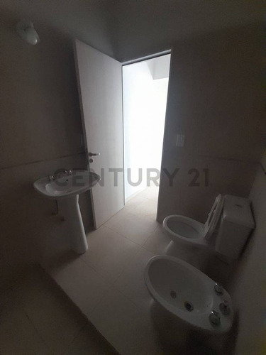 Casa De Dos Dormitorios, Cocina Comedor, Baño Y Cochera! Ideal Para Viviendo Propia!!brposibi...
