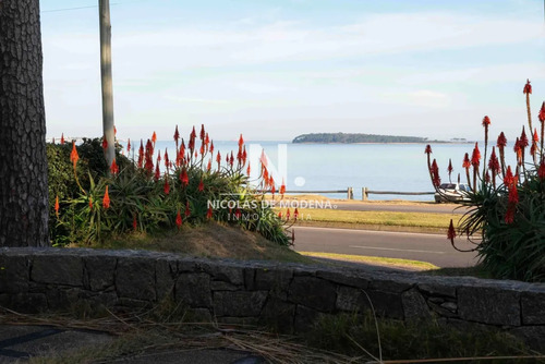 Importante Casa En Venta Frente A Playa Mansa.