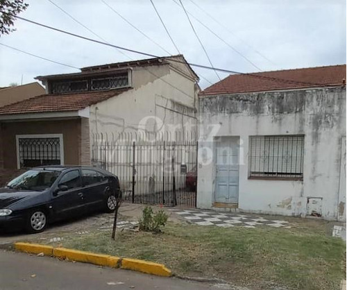 Casa  En Venta Ubicado En Lomas De Zamora,  G.b.a. Zona Sur