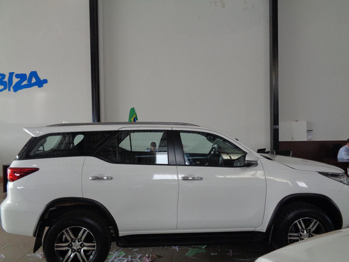 Imagem 4 de 15 de Toyota Hilux Sw4 2.7 Flex Srv 4x2 Aut. 7 Lugares