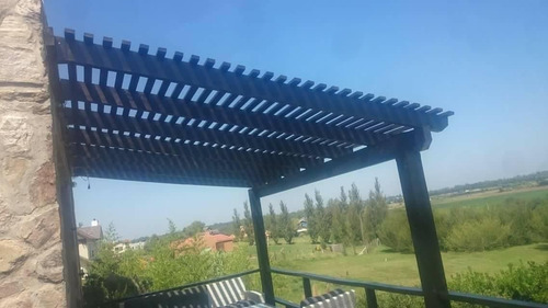 Imagen 2 de 5 de Pérgolas De Metal Y Madera