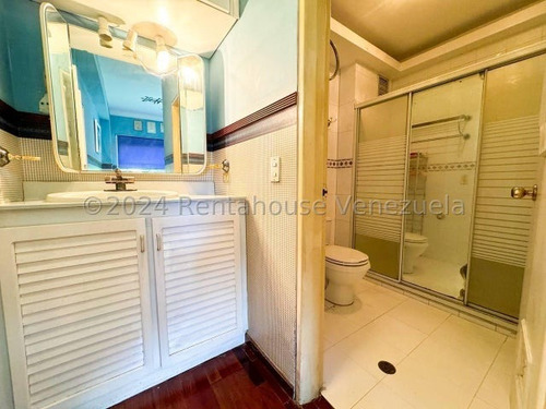 En Venta Extraordinario Townhouse Con Diseño Super Exclusivo Con Hall De Acceso, Cocina Remodelada Pantry, Terrazas Y Jacuzzi, Cuenta Con Arboles Frutales Vi Mls #25-1037