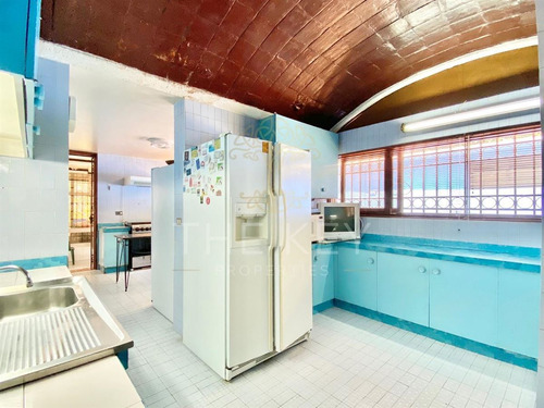 Casa En Venta De 4dorm, 3 Serv, Piscina, Jardin. En Vitacura