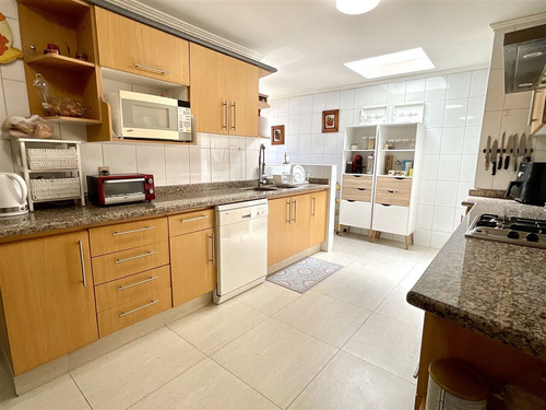 Casa En Venta De 5 Dorm. Condominio En Las Condes