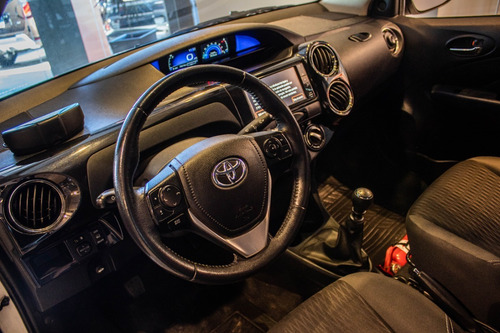 Imagen 8 de 15 de Toyota Etios Xls 1.5n 79.000km 2017 Blanco