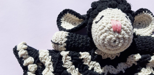 Imagen 2 de 9 de Oveja Rebecca Mantita De Apego Tejida Al Crochet