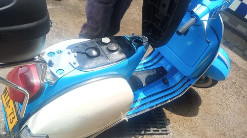 Vespa Piaggio 150, Color Azul Cielo Y Blanco