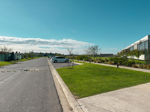 Terreno Con Frente Sur En Vida Barrio Cerrado Funes Con Amenities
