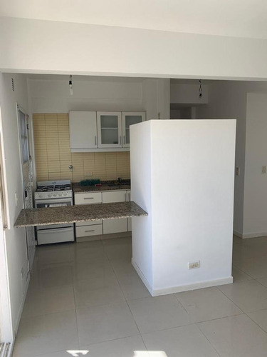 2 Amb Amplios Con Cochera Edificio Con Parrilla Y Pileta